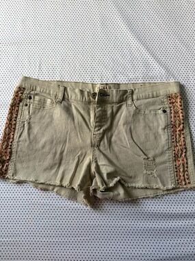 MUDD, Beige Women's Distressed Denim Shorts with Embroidered Sides, size 17